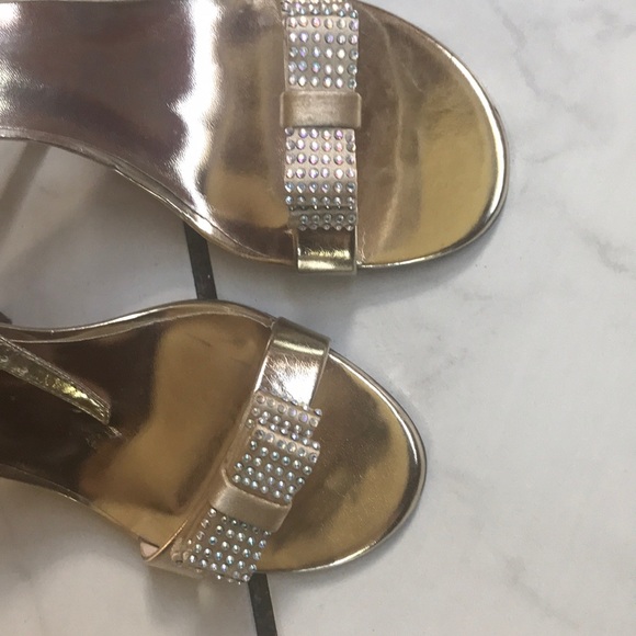 A pair of gold traps Heels - Picture 7 of 16